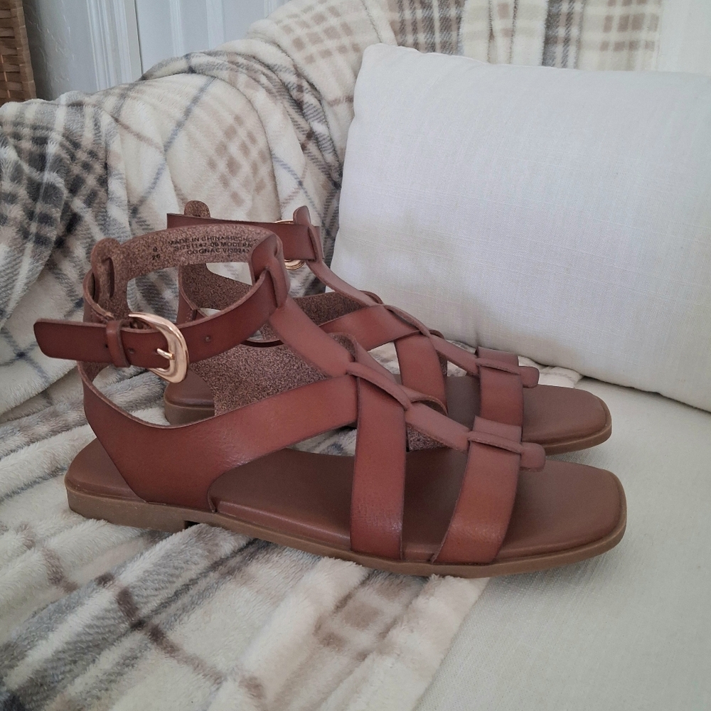 🛍Old Navy Brown Gladiator Sandals Faux Leather 9🛍 - Picture 2 of 6
